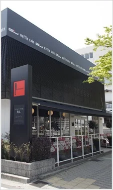 エール・エルの店舗外観。黒と赤を基調とした店舗で世界観を表現