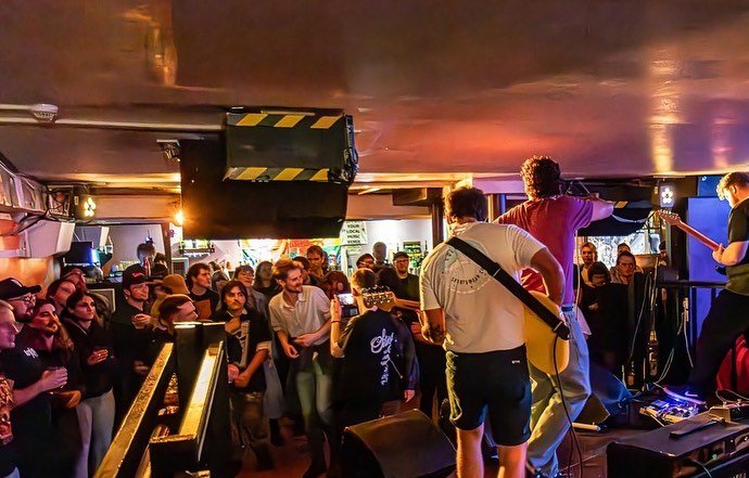 333 presents Tunic, Death Goals, The Pleasures, The Shania Twainsaw Massacre 📷 @old_aged_punk
🧡
#cardiffgigs #themooncardiff #cardiffgigphotography #333presents #tunicband #deathgoalsband #thepleasuresband #theshaniatwainsawmassacre #keithboltonpho