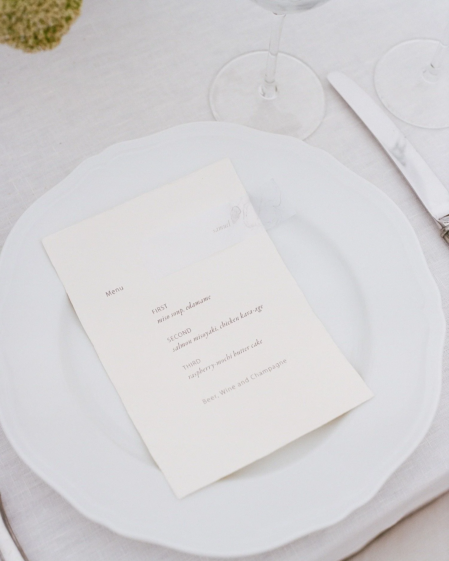 The stationery and tablescape blended seamlessly with the natural landscape at Sea Ranch 🌾 &mdash;

Photography: @wildpinescollective 
Hosts: @wildpinescollective @savannahbphotos 
Planner: @rivieracreative_
Florals: @rbt_florals 
Stationery + Signa