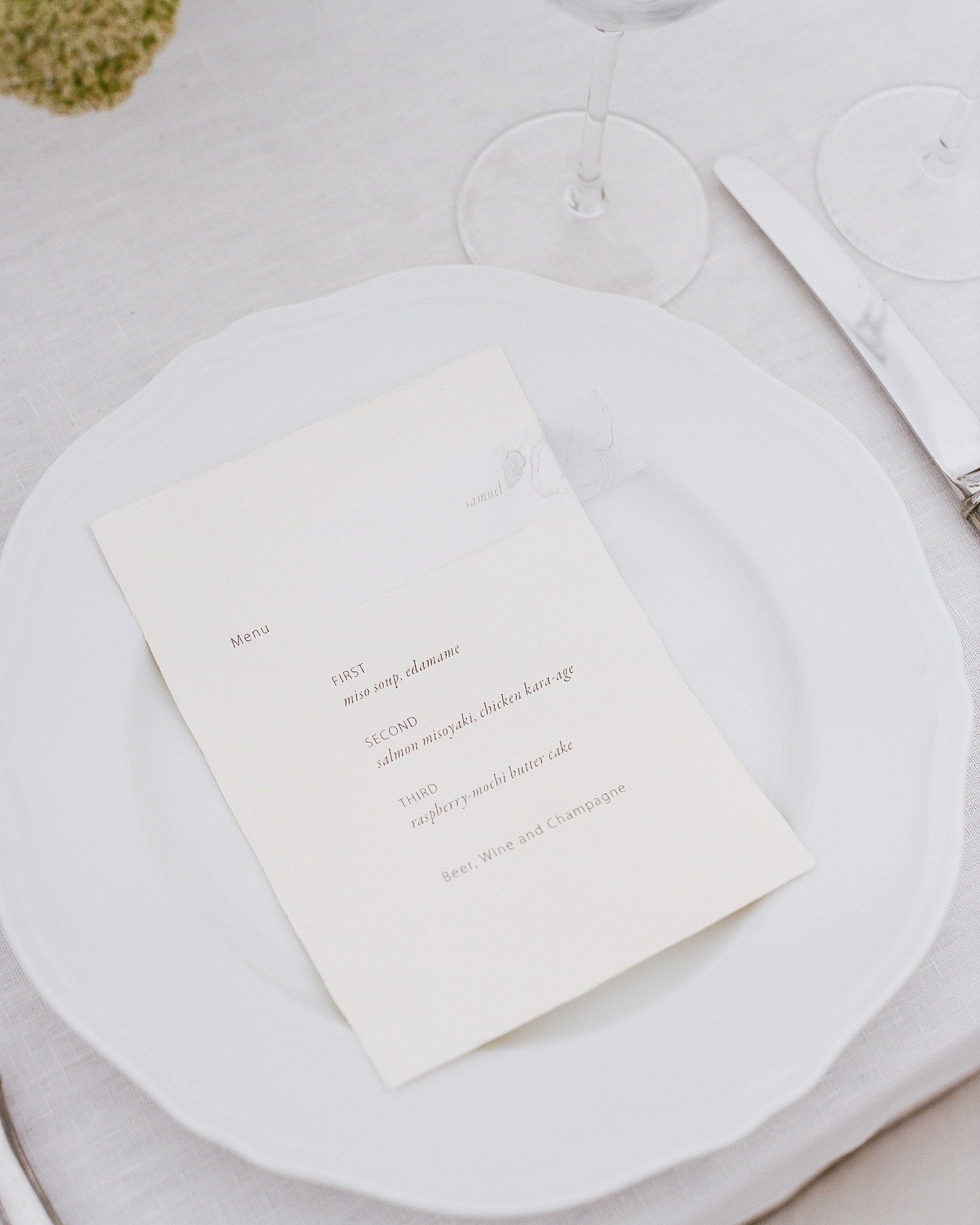 The stationery and tablescape blended seamlessly with the natural landscape at Sea Ranch 🌾 &mdash;

Photography: @wildpinescollective 
Hosts: @wildpinescollective @savannahbphotos 
Planner: @rivieracreative_
Florals: @rbt_florals 
Stationery + Signa