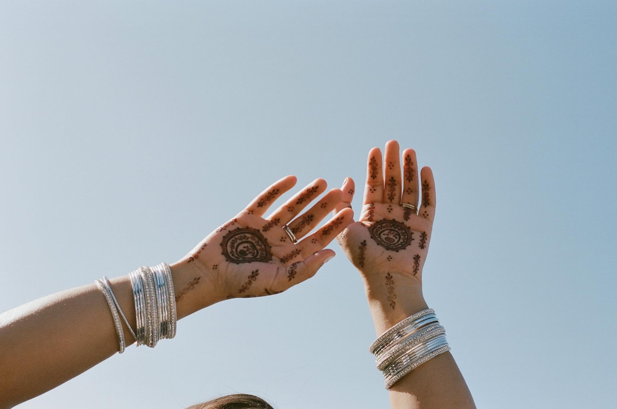 A mix of film and digital from Priyanka and Patrick&rsquo;s reception captured by @mylaliphotos and design by the best @amriandco &mdash; 

Planning and Design @amriandco 
Photography @mylaliphotos 
Venue @newcastle.events 
Florist @busara.flora 
Sta
