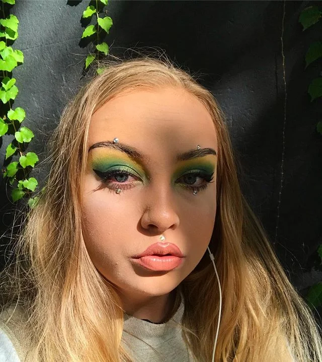 Green moment brought to you by @colourpopcosmetics 🤑🐸🦖🌿 #makeup #makeupartist #colourpopcosmetics