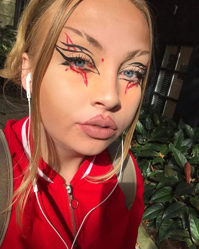 🔪💉 love a sharp moment 💉🔪 (used liquid lipstick for the red) #makeup #makeupartist #eyeliner #colourpopcosmetics #katvondbeauty look inspired by the eyeliner queen @anythingforselenaaas