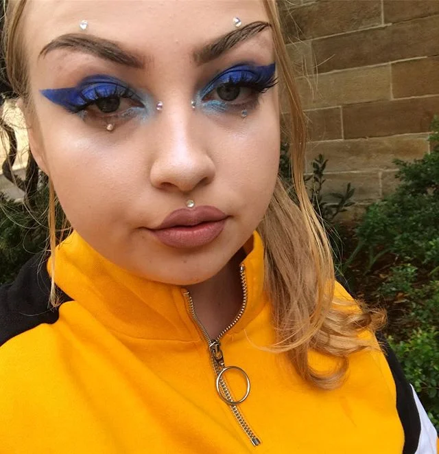 When Kill Bill meets @emiliafarts 😇😇 blue eyeshadow from the electric palette by @urbandecaycosmetics 💙 #makeup #makeupartist #urbandecay #colourpopcosmetics #makeuptutorial #makeuplooks #emiliafart