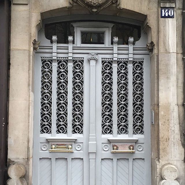 Some serious door envy. @brickdustbaby spotted this one in Paris and I couldn't help but take a snap. One day I will have a door like this ☺️ what's your door like? .
.
.
.
.
.
#door #doorway #paris #france #doorenvy #icyblue #exteriordesign
