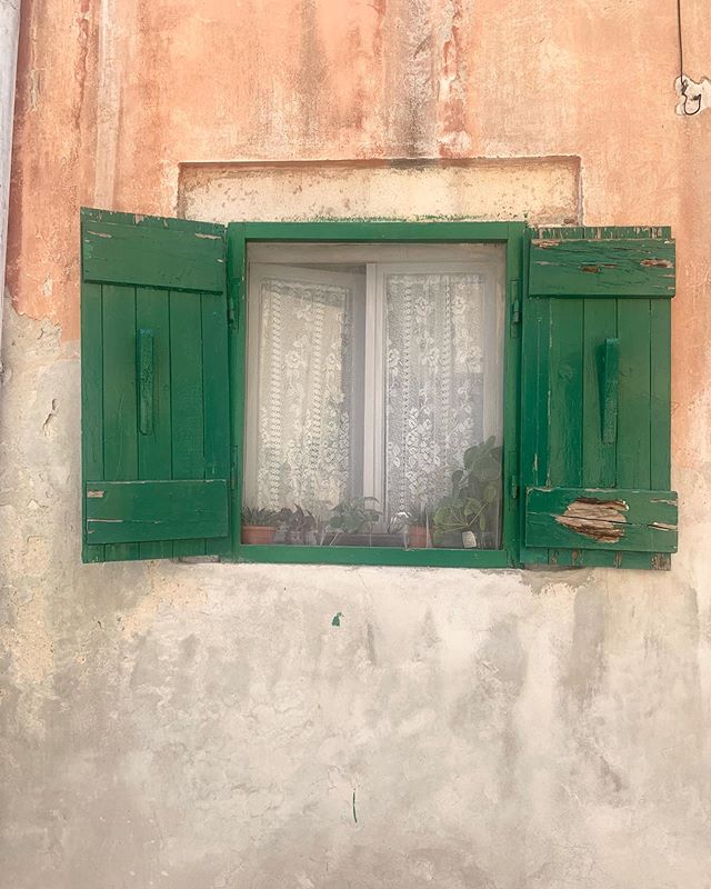 &bull; Dreamy colour combo &bull; 
Spotted this in Croatia a couple of weeks ago, isn&rsquo;t the colour combination bloody great! Love going to other countries to get inspired. WhTs your fav colour combination? I have to say I love pink and green in