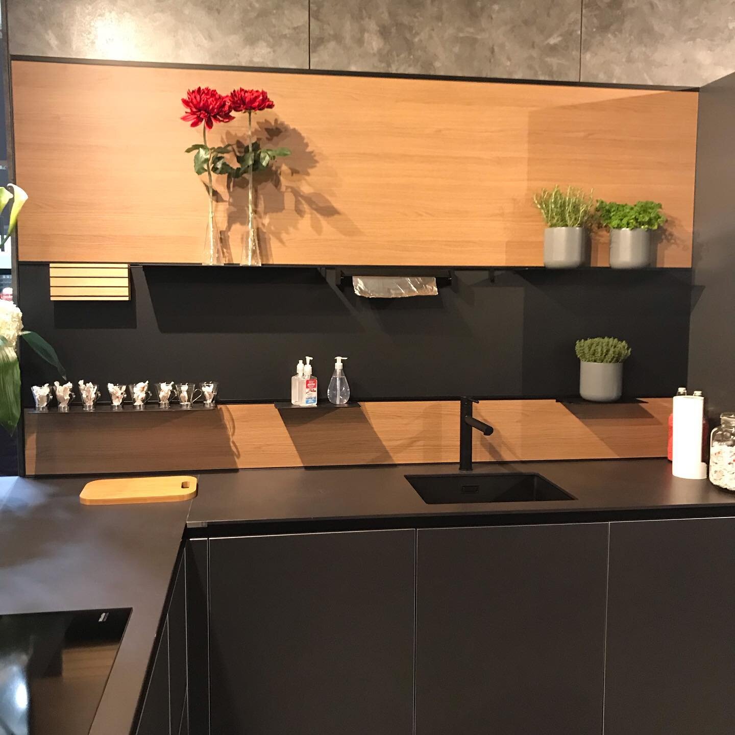 Just sat down after a full day walking round @kbb_birmingham loved catching up with our wonderful suppliers @rotpunktuk and seeing their stunning kitchens

#luxurykitchens #rotpunktuk #germankitchens