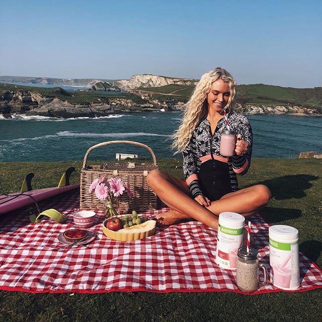 Over the last couple of weeks I've really struggled with the pressures of getting everything done.  It’s so easy to get attached to your phone and lately I've felt that it’s continually in my hand as I reply to messages, texts and emails, which I'm sure a lot of people can relate to.  The weather was so lovely and sunny outside and I suddenly had a reality check "what AM I doing!!" Having strong feelings of missing out and with the surf looking amazing too, I decided to get together a little picnic, put down my phone and take myself on a little adventure.  Being a spontaneous type moment, I didn't really have much to pack in the basket apart from a bit of fruit.  Knowing that I'd need something a bit more substantial before a surf, I thought it would be a great opportunity to try my new fruity Herbalife Nutrition shakes.  So, I whipped up a delicious Formula 1 Strawberry Delight and Summer Berries, packed them as part of my picnic and headed off to the beach.  Staying away from the Bank Holiday crowds, I laid my picnic spot up on the cliffs overlooking the sea.  Instantly I started to feel better and my head felt clearer.  My Formula 1 Herbalife shake always fuels my body with high quality protein and is a perfect pre-surf snack full of vitamins and minerals.  These shakes are also gluten-free with vegan ingredients so those following a plant based diet can enjoy them too. I can't tell you how good it felt to literally switch off from all social media related things for a few hours and just sit and enjoy!  This Bank Holiday I challenge you to put your phone down for a few hours, grab yourself a picnic basket and head to your favourite green space!  Thank me later guys!!😋🏄‍♀️🍓🍒🌸☀️ #Herbalifenutrition # F1NewGeneration #F1StrawberryDelight #F1SummerBerries #Herbalifepicnic #HerbalifeF1 #getoutside #MayBankHoliday #AD @herbalifeuk