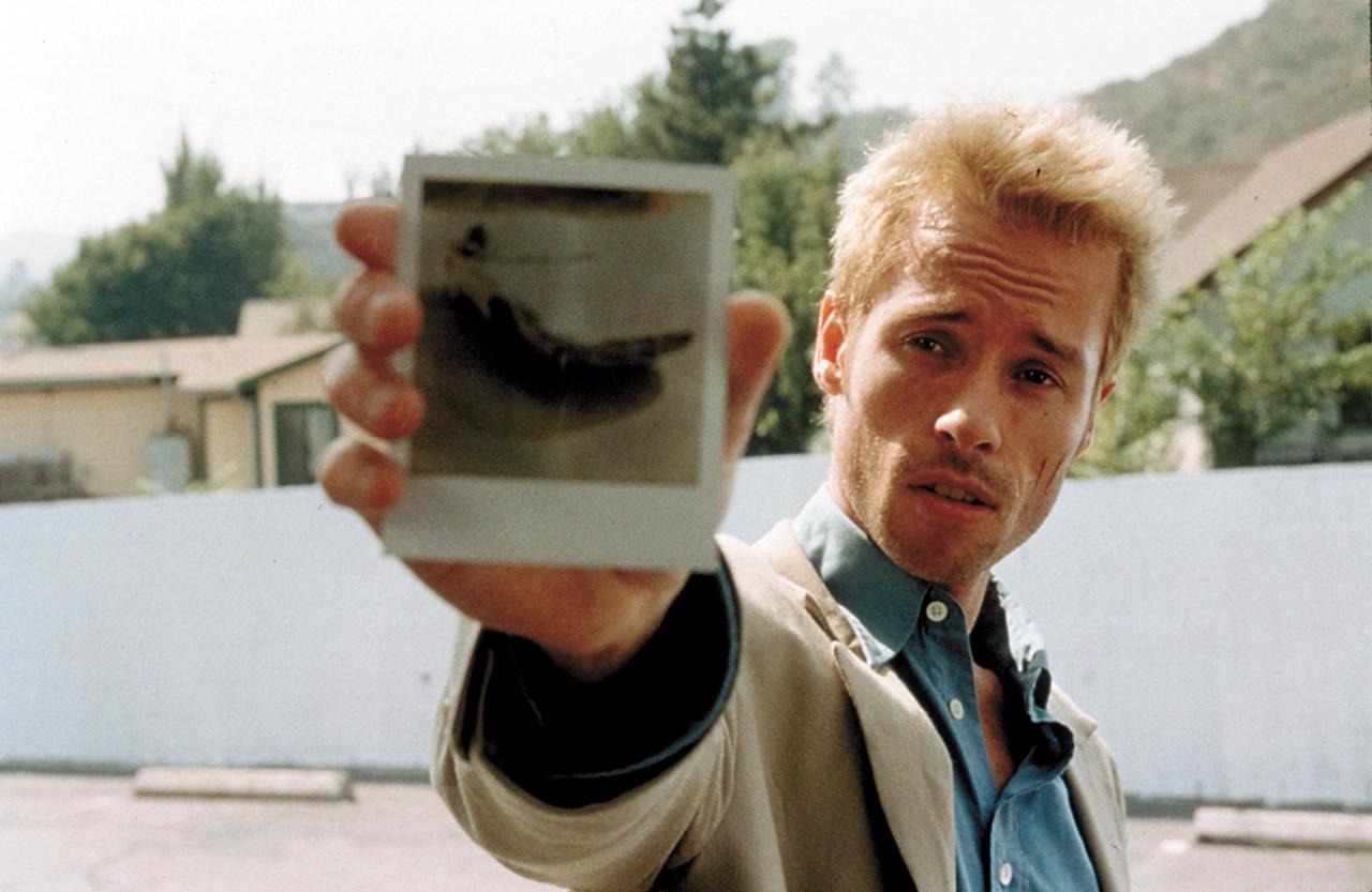 Guy Pearce as Leonard in Memento (2000)