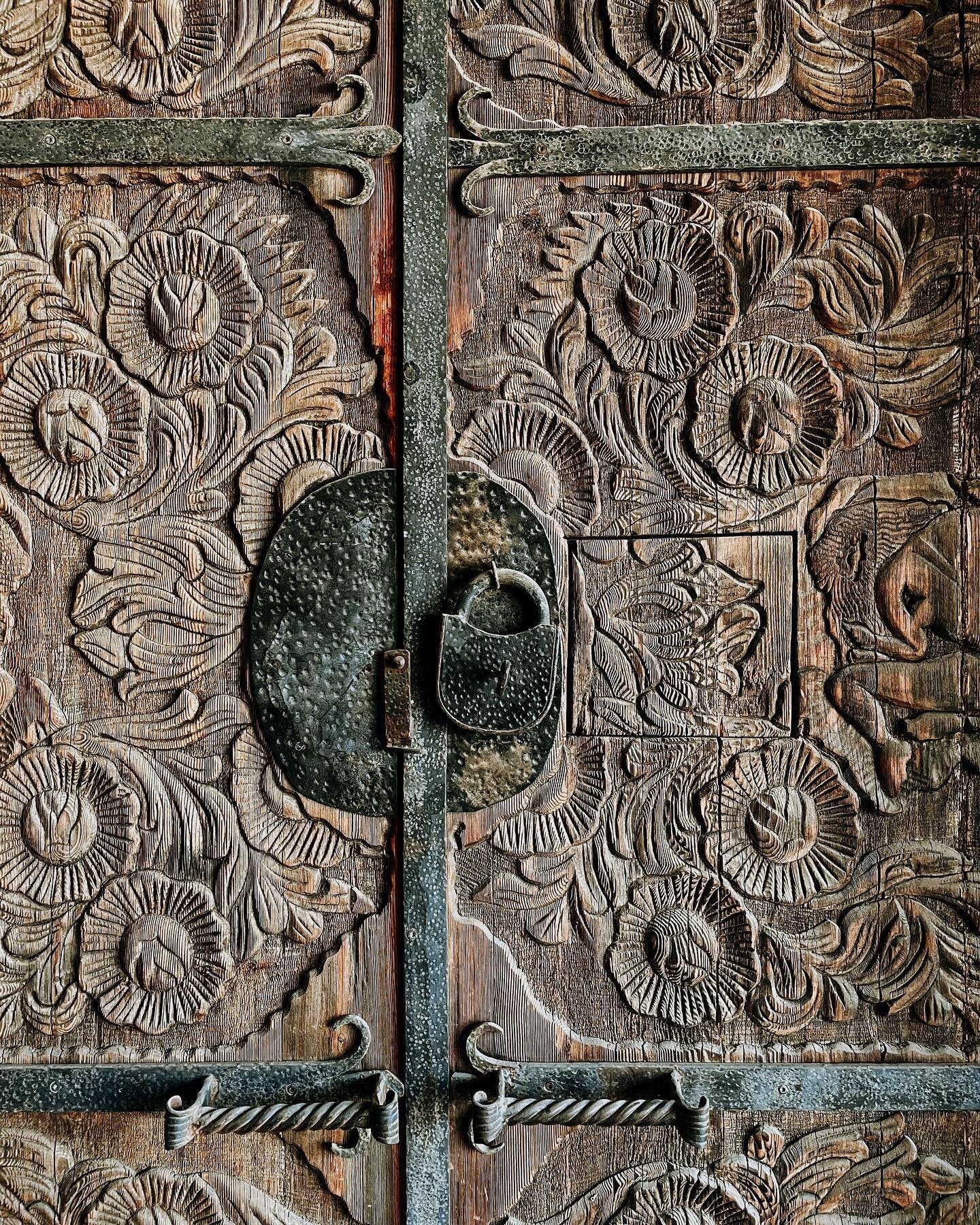 The detail on this door was just unbelievable. I wonder how old it is. I&rsquo;ll try to find out!