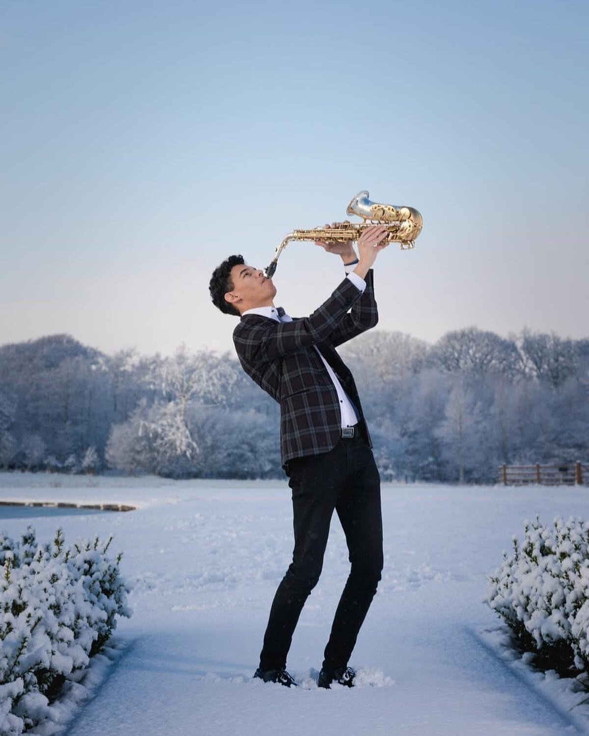 Snow is falling all around me&hellip; 🎶

Absolutely gutted to be missing out this weekends gigs due to getting struck down with the dreaded covid! 🙈

Here&rsquo;s a flashback from a few weeks ago when I decided to be really mean to my saxophone for