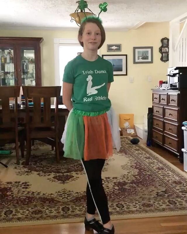 Claire killing her St. Patrick&rsquo;s Day challenge🙌not only does she do her treble reel, she taught a step as well! Nice job Claire❤️
#inishfreema #irishdance #irishdancer #irishdancing #inishfree #teaminishfree #idmvideo