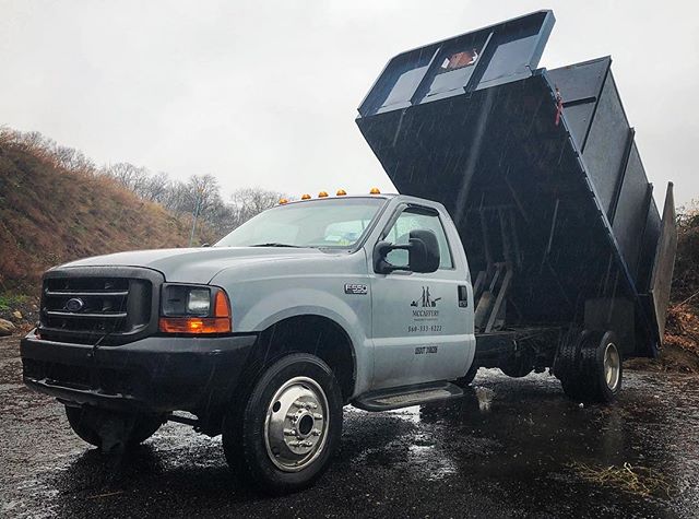 April showers bring May flowers! 🌸 Giving Truck #6 a well deserved bath for all the hard work so far 🛁
.
.
.
#spring #landscape #contractor #bathtime #cleanup #ford #powerstroke #aprilshowers #rain