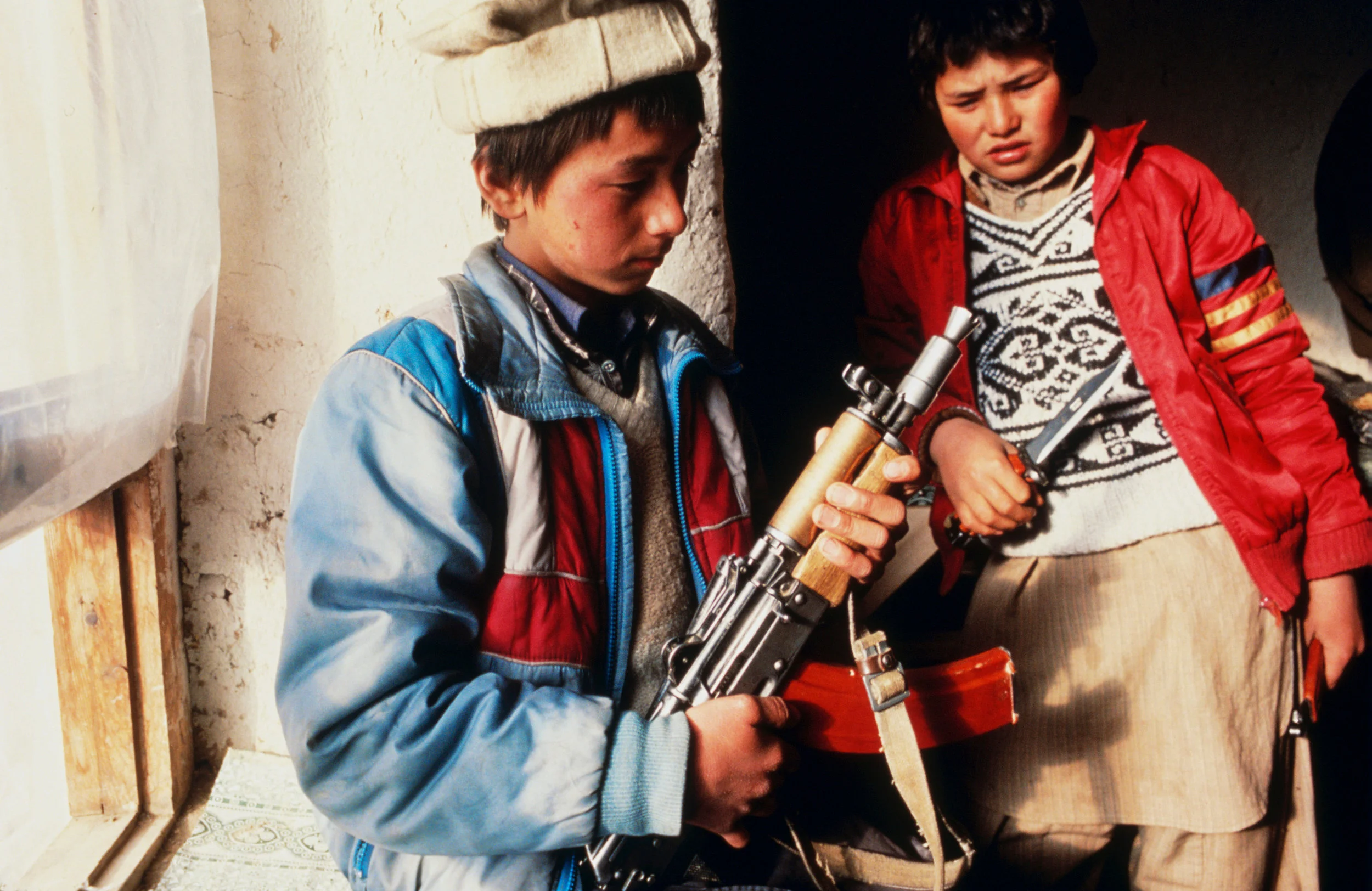 Afghanistan kids gun knife.jpg
