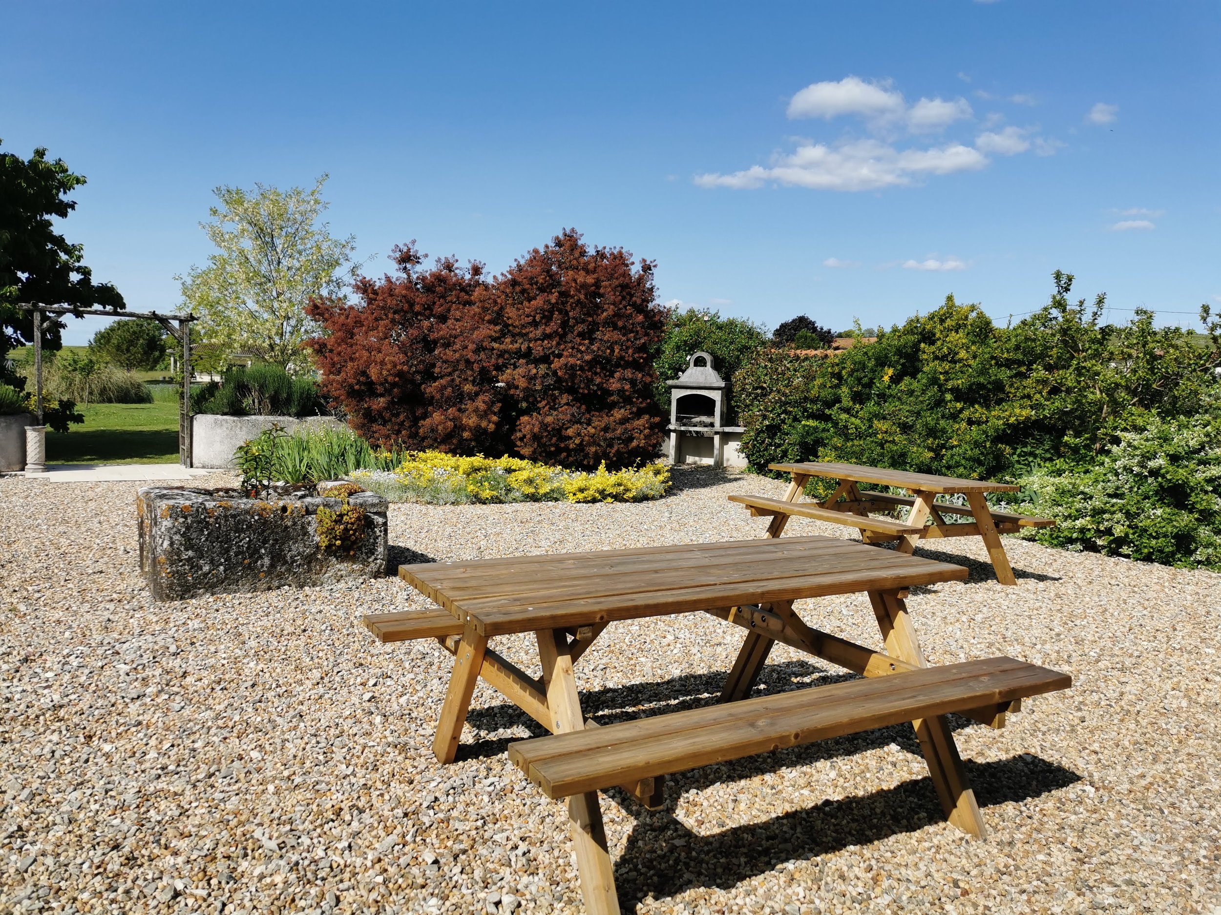 barbecue et tables de pique-nique