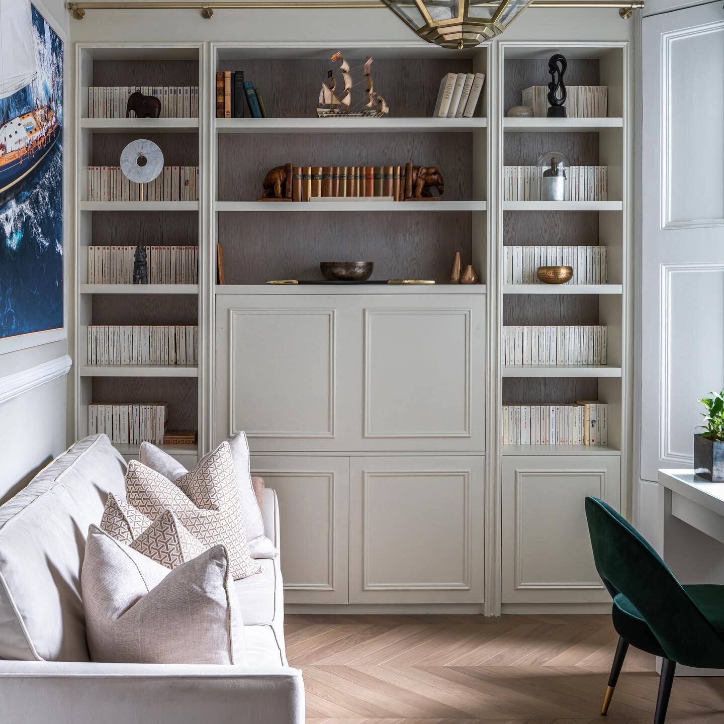 With this weather, we might as well start reading some books inside 😀🤩 (scroll to see the before!) #bespoke #bookshelf #beforeandafter #interior #design #interiors #instadesign #designinspiration #ourproject #refurbishment #flat #london #instadecor