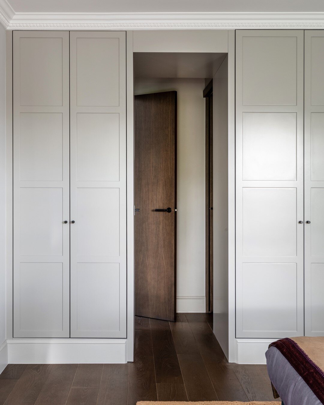 Sometimes simplicity is 🗝⠀⠀⠀⠀⠀⠀⠀⠀⠀
Bespoke wardrobes and bespoke door designed and built by us to maximise the feeling of height as well as storage in a top floor apartment in Marylebone (where both height and storage can be in short supply!). We lo