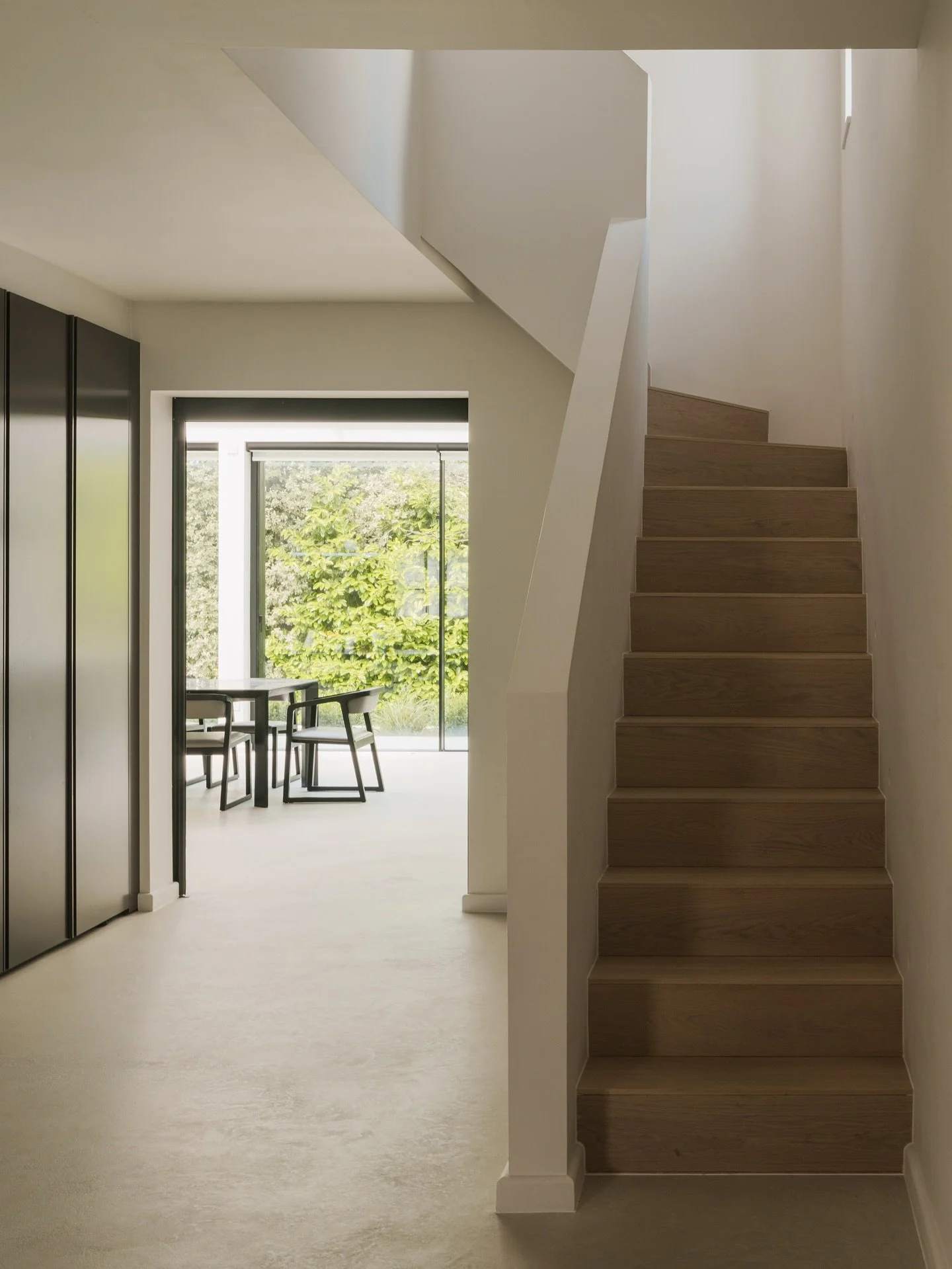 Don&rsquo;t waste your staircase landing!
It&rsquo;s prime real estate &mdash; and a chance to make the whole house feel more elevated.

Here&rsquo;s how we designed this one to feel minimal but architectural 👇

⸻

5 quick tips to recreate this look