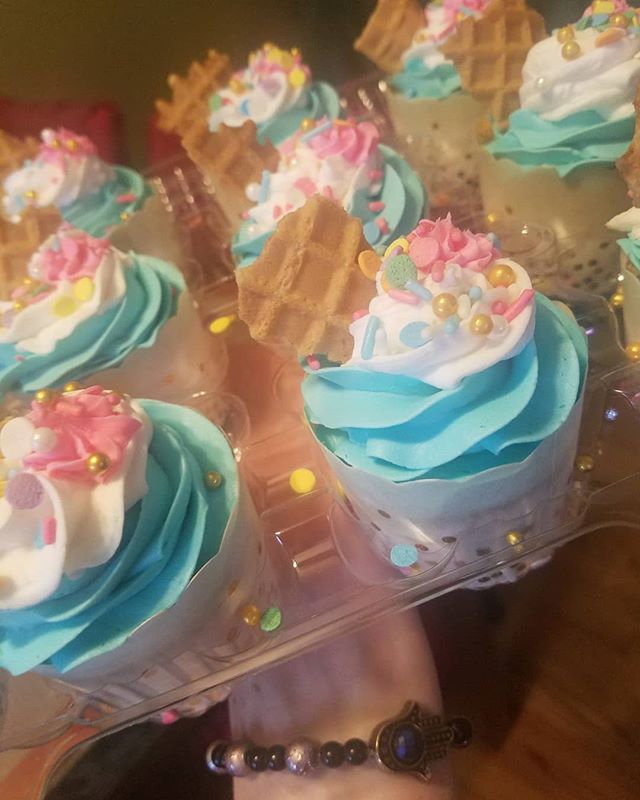 Close up of these beauties from yesterday! #cupcakestomatch #kacscreations #kitchen8bakery #kitchen8mealprep #girliecakes