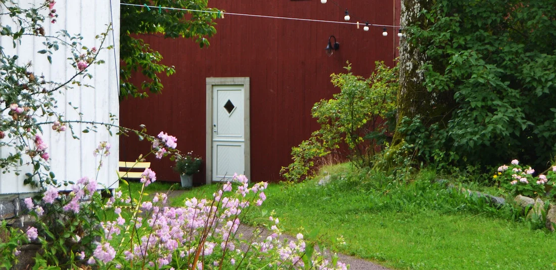 MELLOMRØD GÅRD.