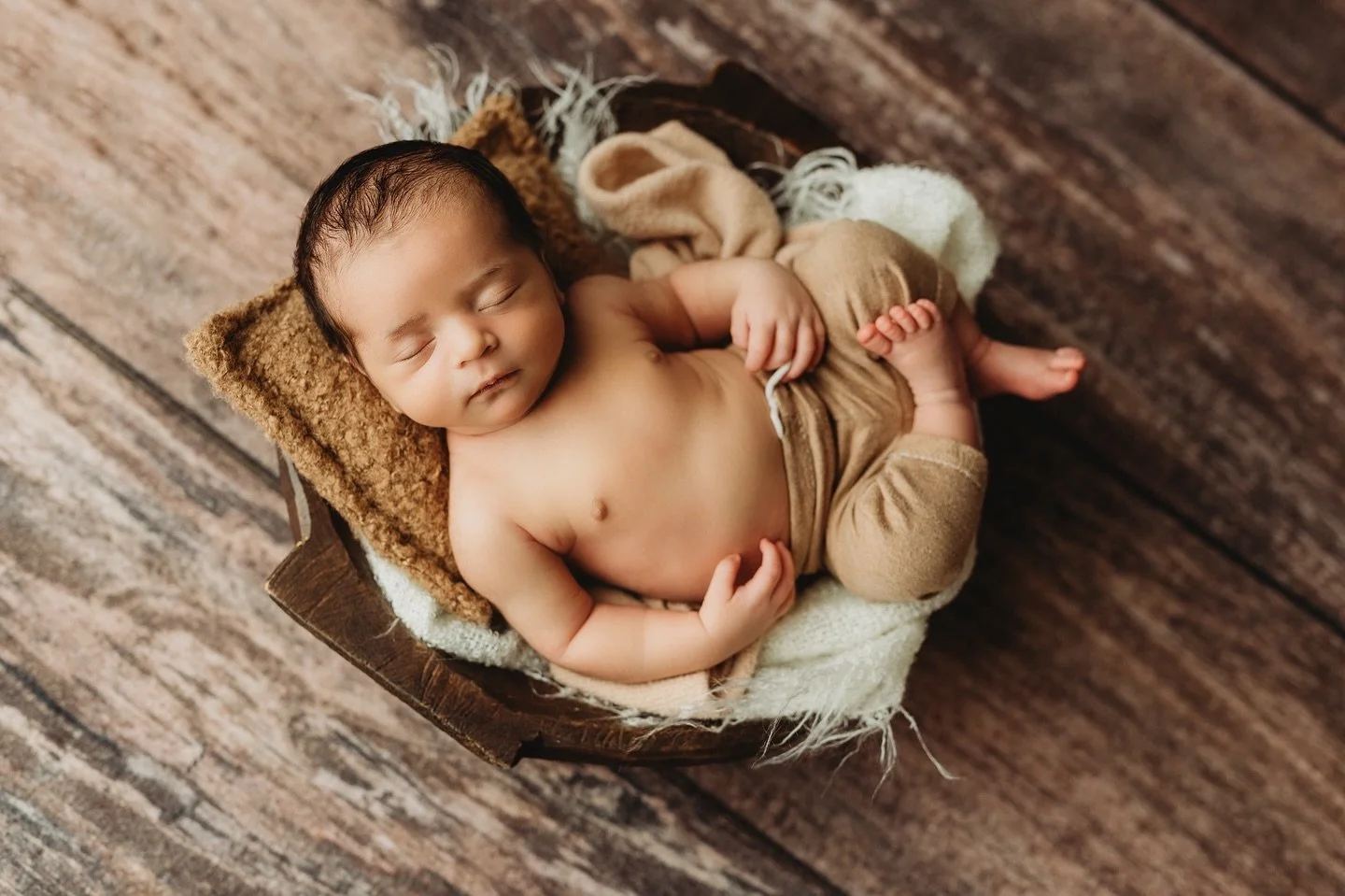 The tiny fingers, sleepy stretches, and that new baby smell you wish you could bottle up forever!
Newborn sessions are some of my absolute favorites — they’re calm, cozy, and filled with the sweetest little details you’ll want to r