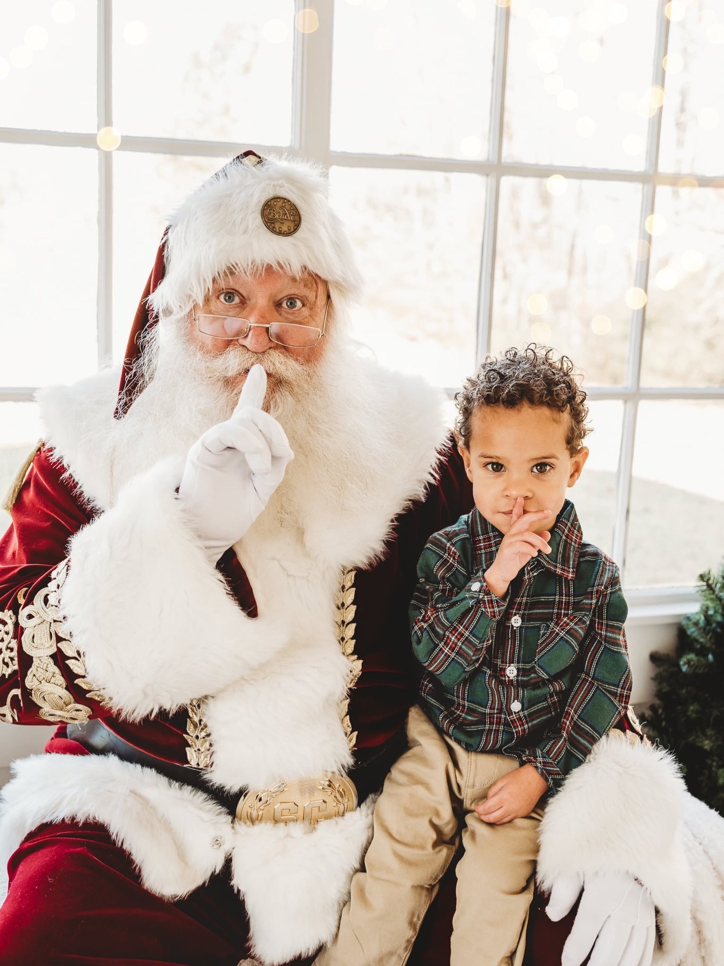 I mean&hellip; when Santa and your little one share a secret this cute, how can your heart not melt? 

❤️ 22 days until Christmas ❤️