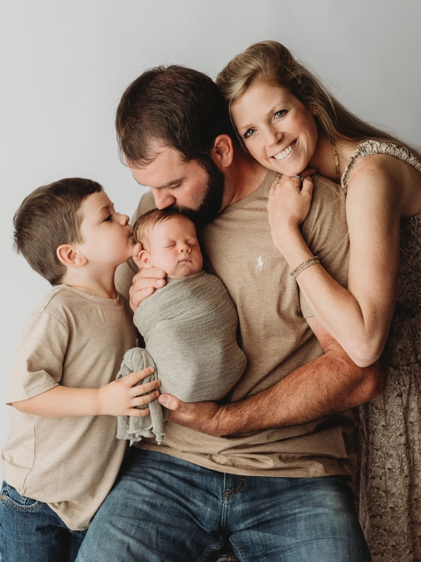 We temporarily pause the sharing of holiday photos to show off this sweet picture perfect family 🤎