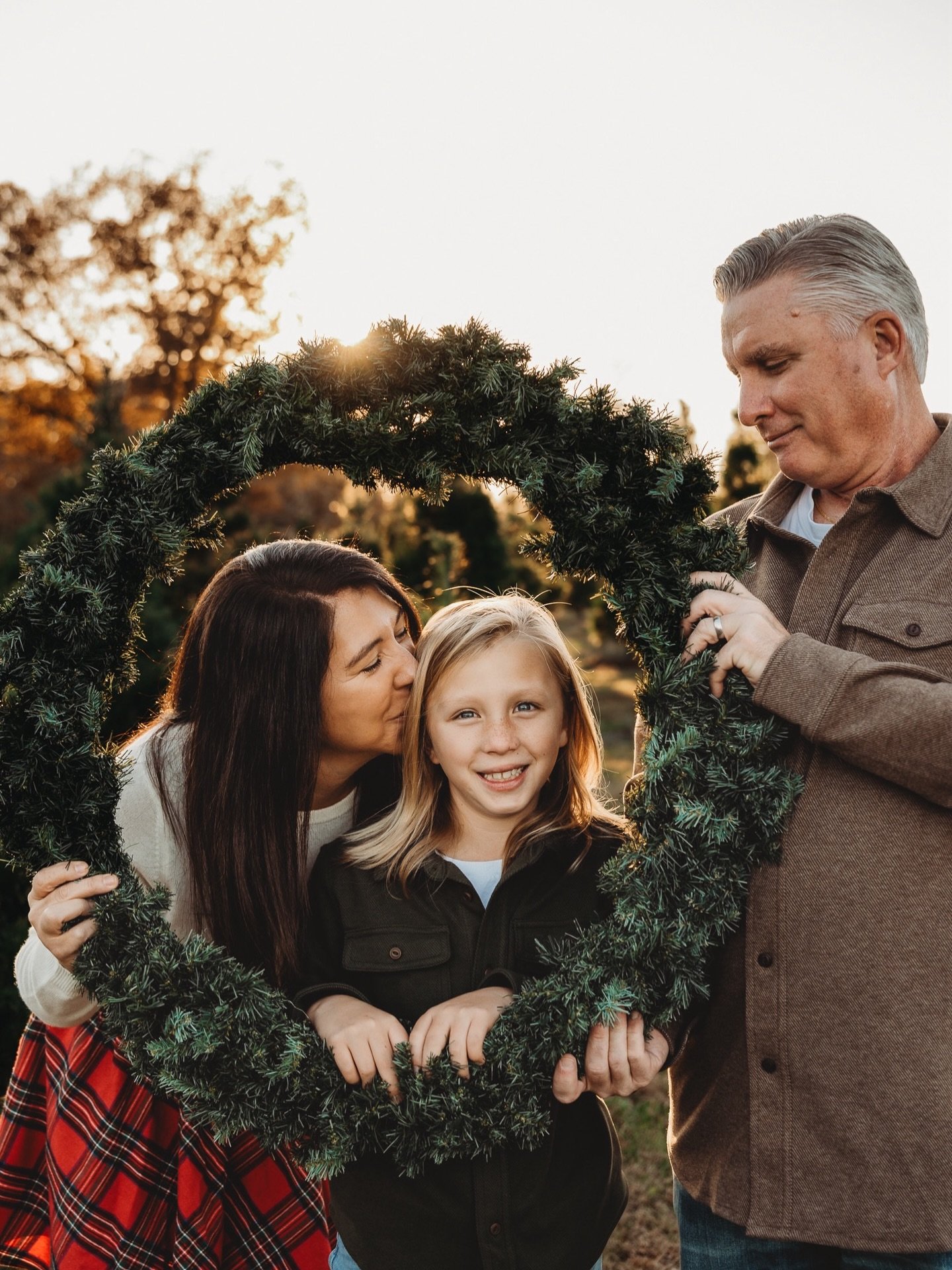 I look forward to seeing this family every year. this is one of my MANY favorites from their session. ❤️🎄🎄❤️