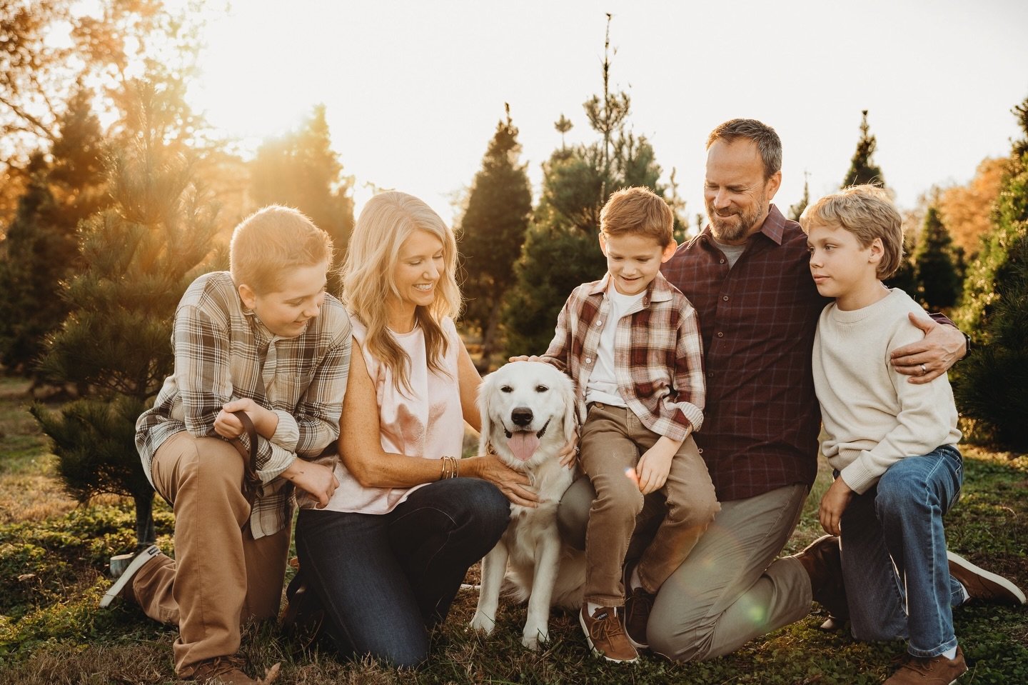 The fur baby made it to the Christmas card! Love when we include the pets for the holiday photos. 🎄🎄🎄