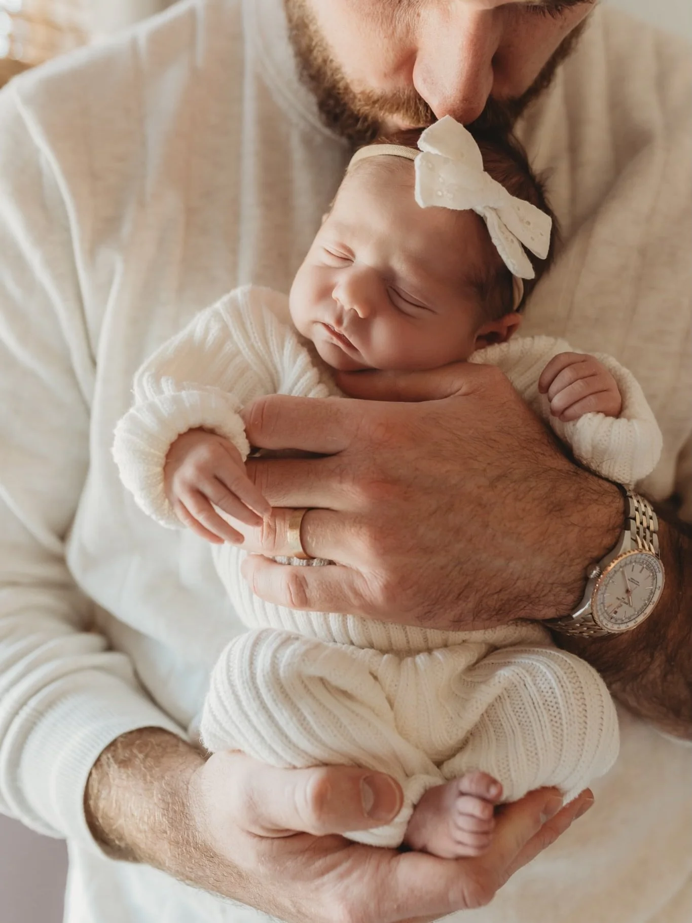 The first sweet moments when everyone welcomes baby home are my favorite. Swipe for the sweetest sister moments 🥰
This is such a crazy (but fleeting) beautiful time&hellip;. Be sure to capture it.