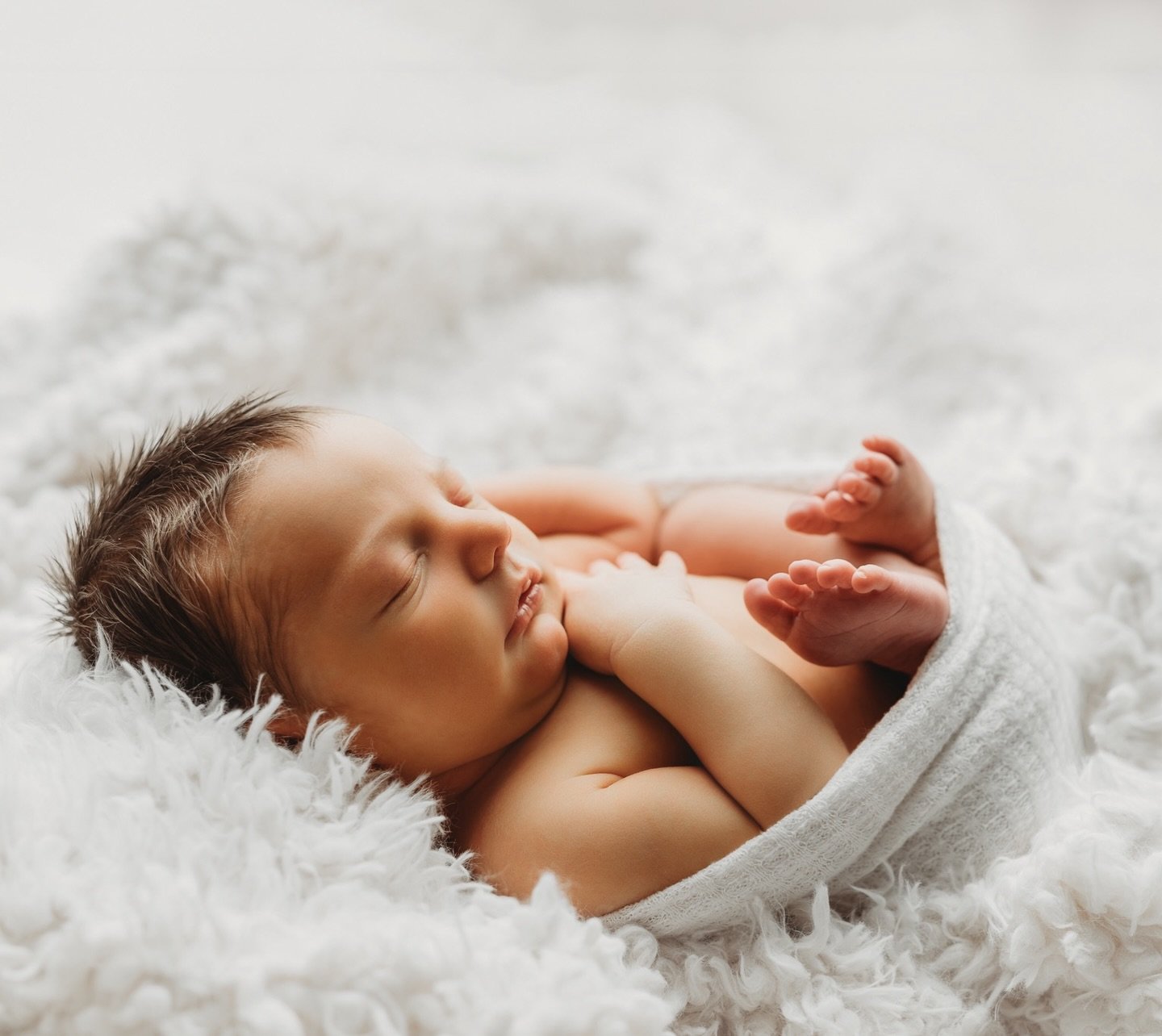 One cozy little cutie ! This is one of my favorite shots to capture that sweet little profile and allll the tiny newborn details .