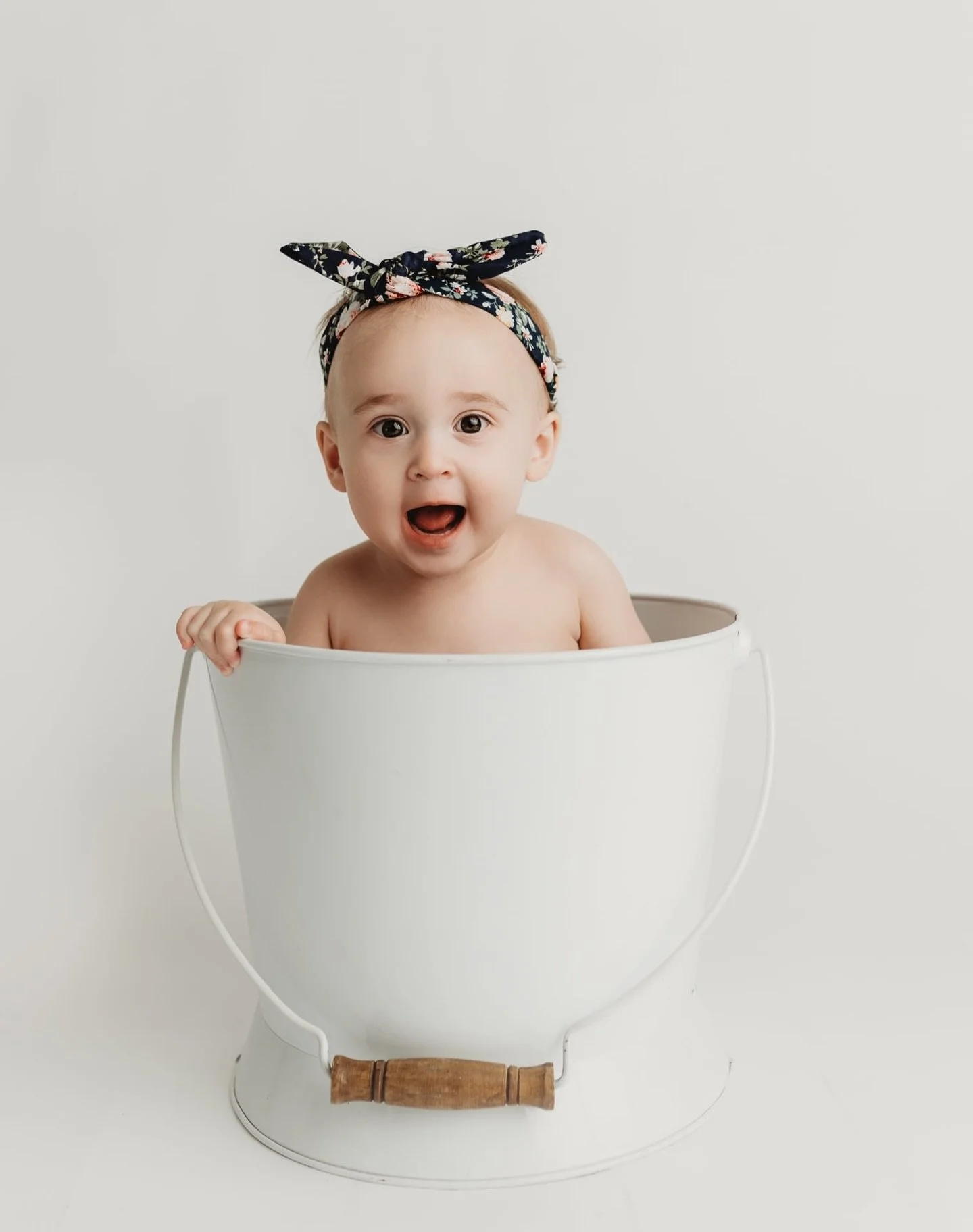 Babies in buckets will always be a favorite 💗