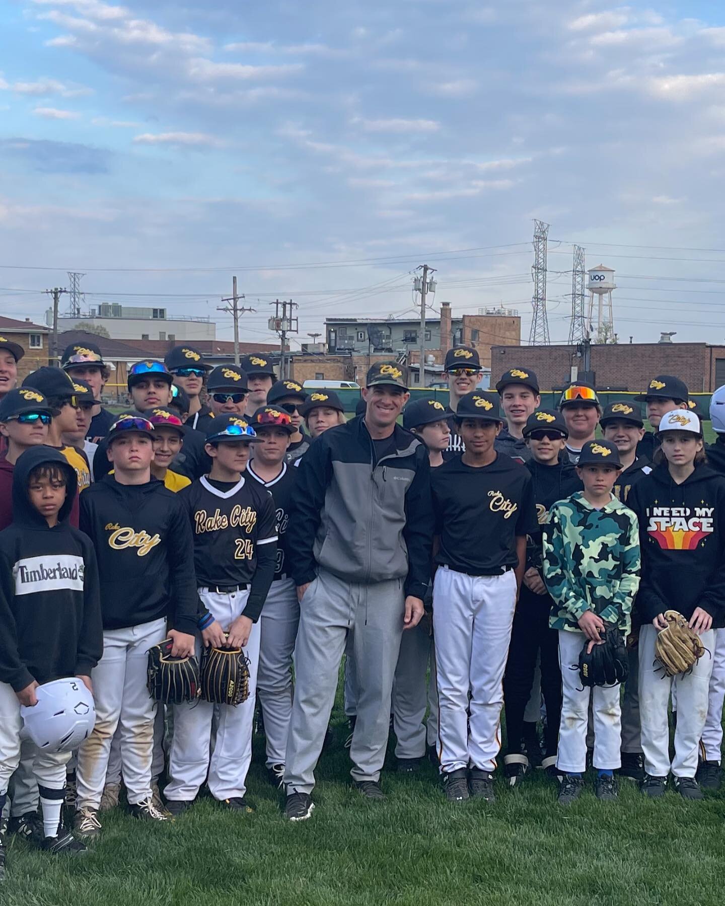 Thank you to @padres coach @scottstroud10 for taking time to come out and practice with our guys while in Chicago #FlosFoxhole