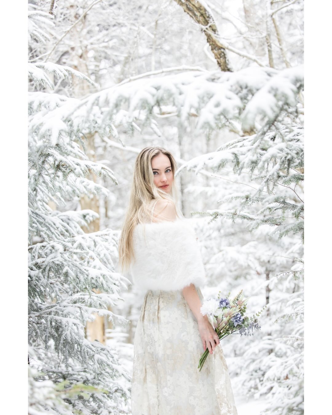 Stepping out of the wardrobe and into Narnia 🤍
The most stunning snow shoot ❄️
with @erinbyrdphotography_