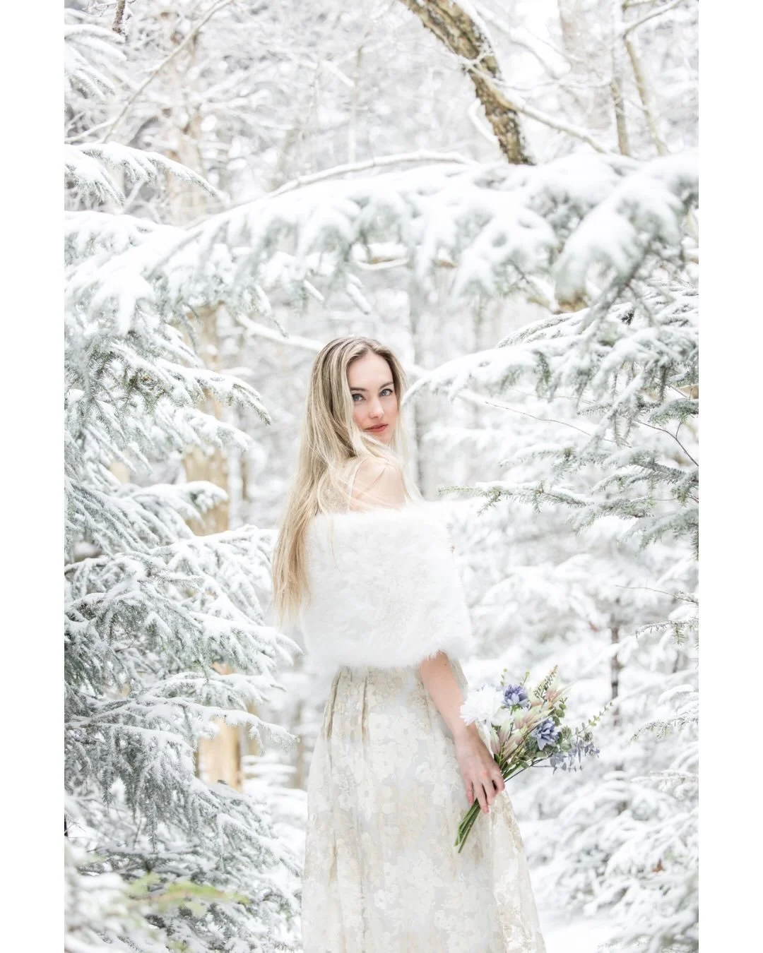 Stepping out of the wardrobe and into Narnia 🤍
The most stunning snow shoot ❄️
with @erinbyrdphotography_
