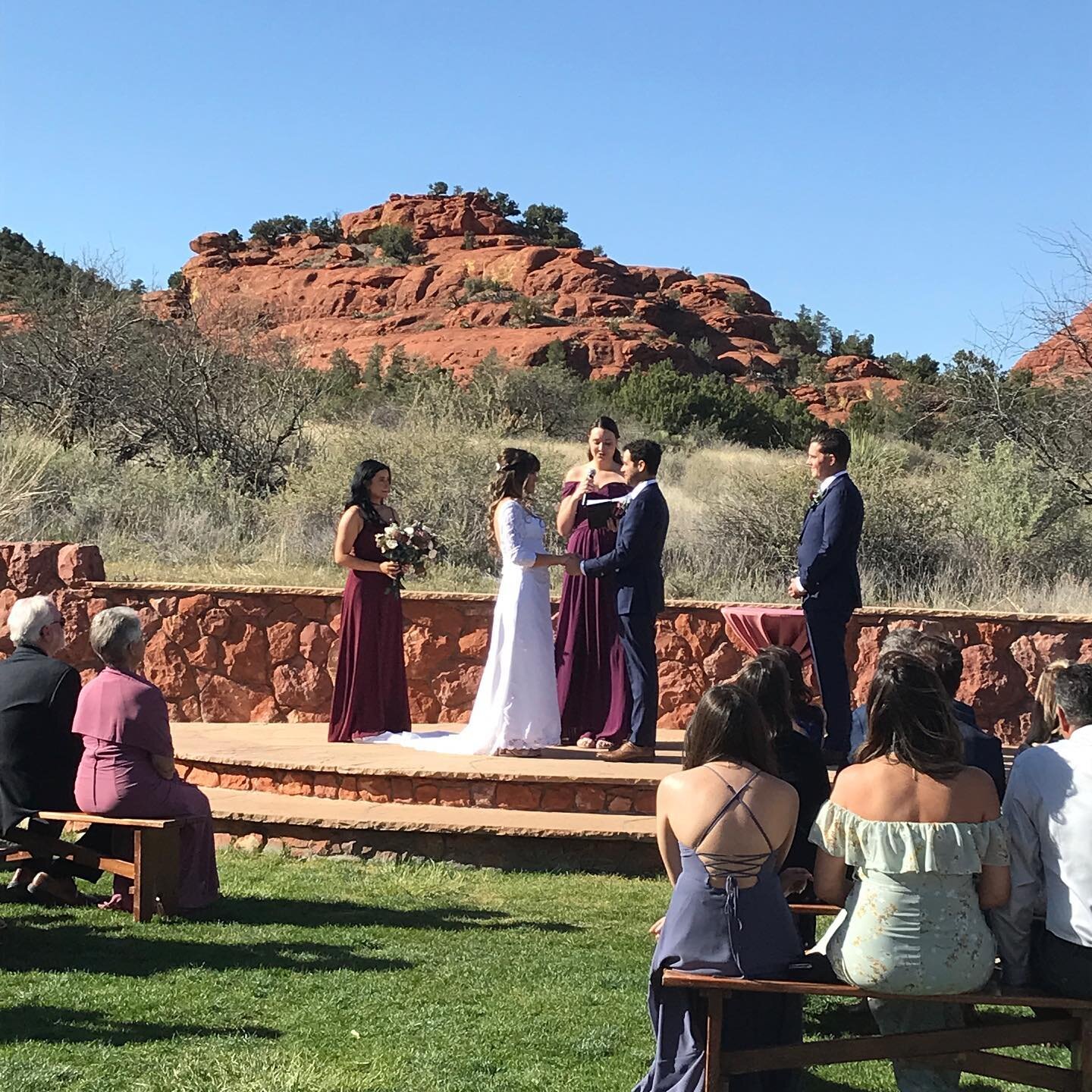 Ahhh Sedona ☺️

What a beautiful backdrop for a chill wedding 🥰 
Wonderful to work with @starstruckeventplanning who battled the wind all evening! Good work ladies! 

#loveisintheair #sedona #goodvibes #wedding #saturdaynight