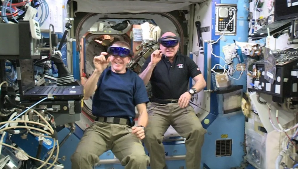 microsoft-hololens-iss-nasa-1021x580-caption.jpg