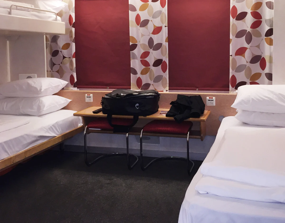 Accessible Cabin - Big spaces & bright sheets (and lighting)