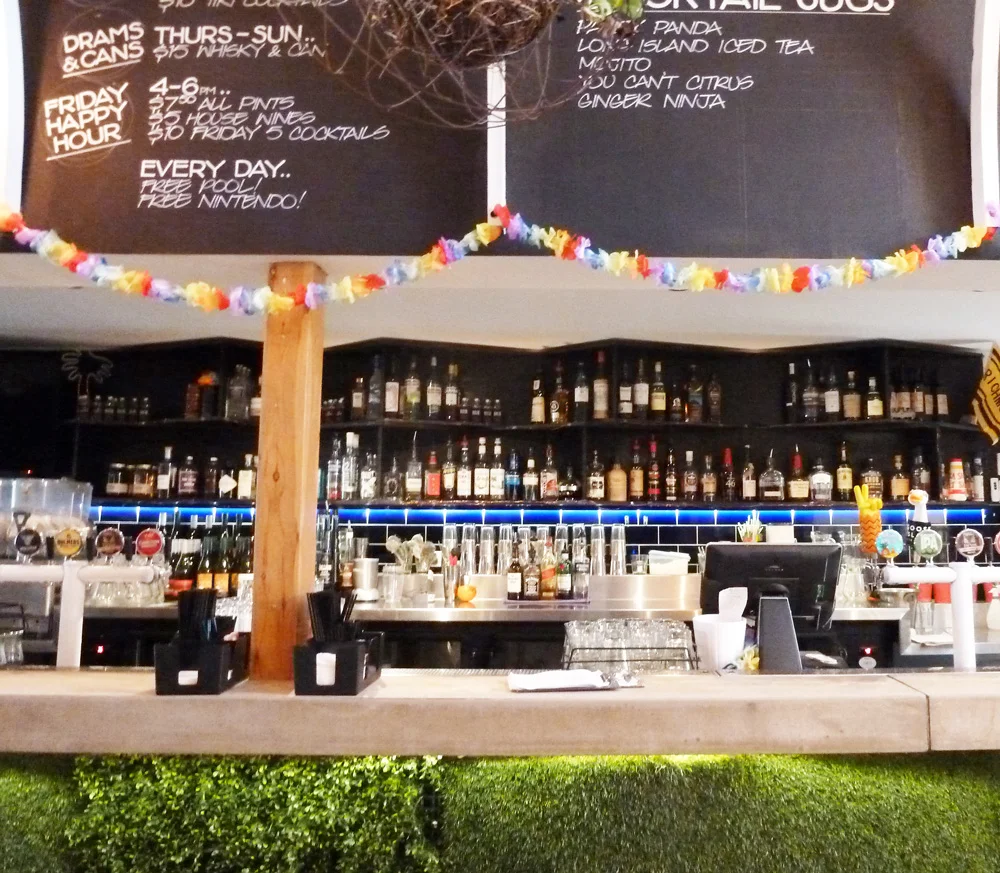 Holliava-bar.jpg