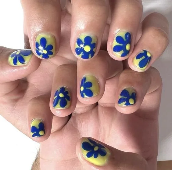 RETRO DAISY NAILS