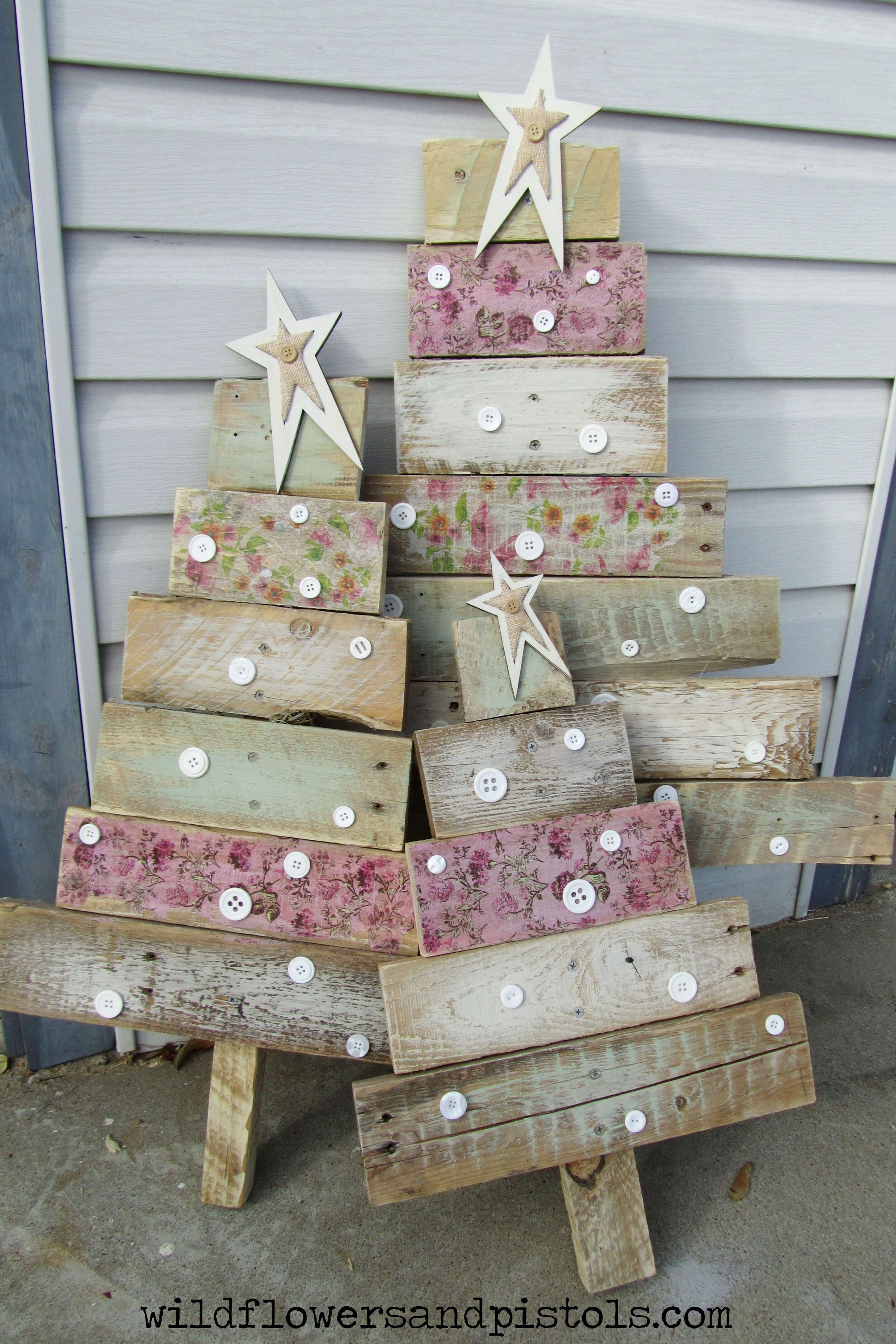 modge-podge-pallet-christmas-tree-1537387528.jpg