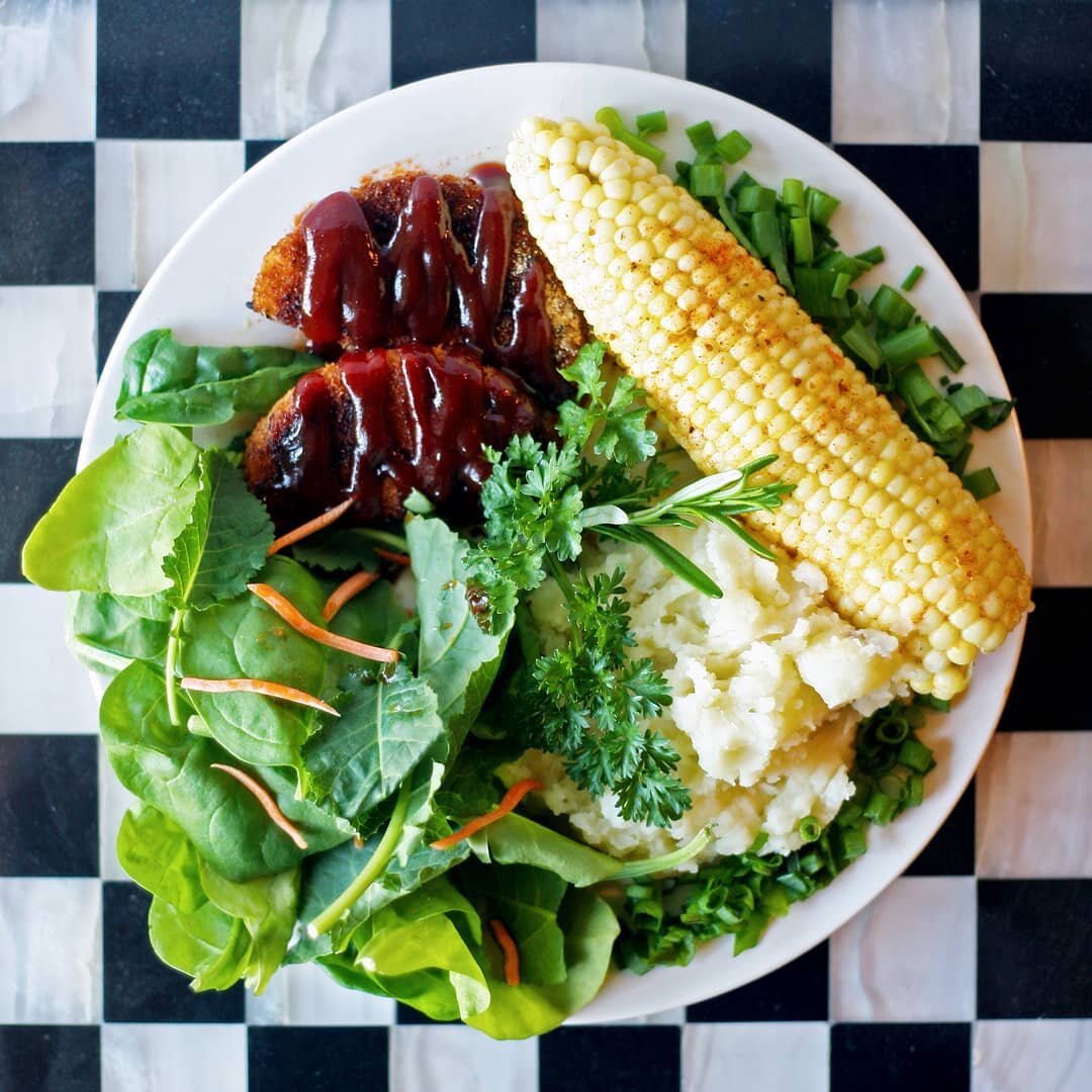 Sometimes you need a good ol' comfort meal! Featuring BBQ chick'n, mashed potatoes, corn on the cob, and power greens.
.
.
.
#eburgveg #vegbelly #eburgeats #pnwvegans #foodblogger #veganfoodblogger #whatveganseat #whatvegankidseat #veganfoodshare #ve