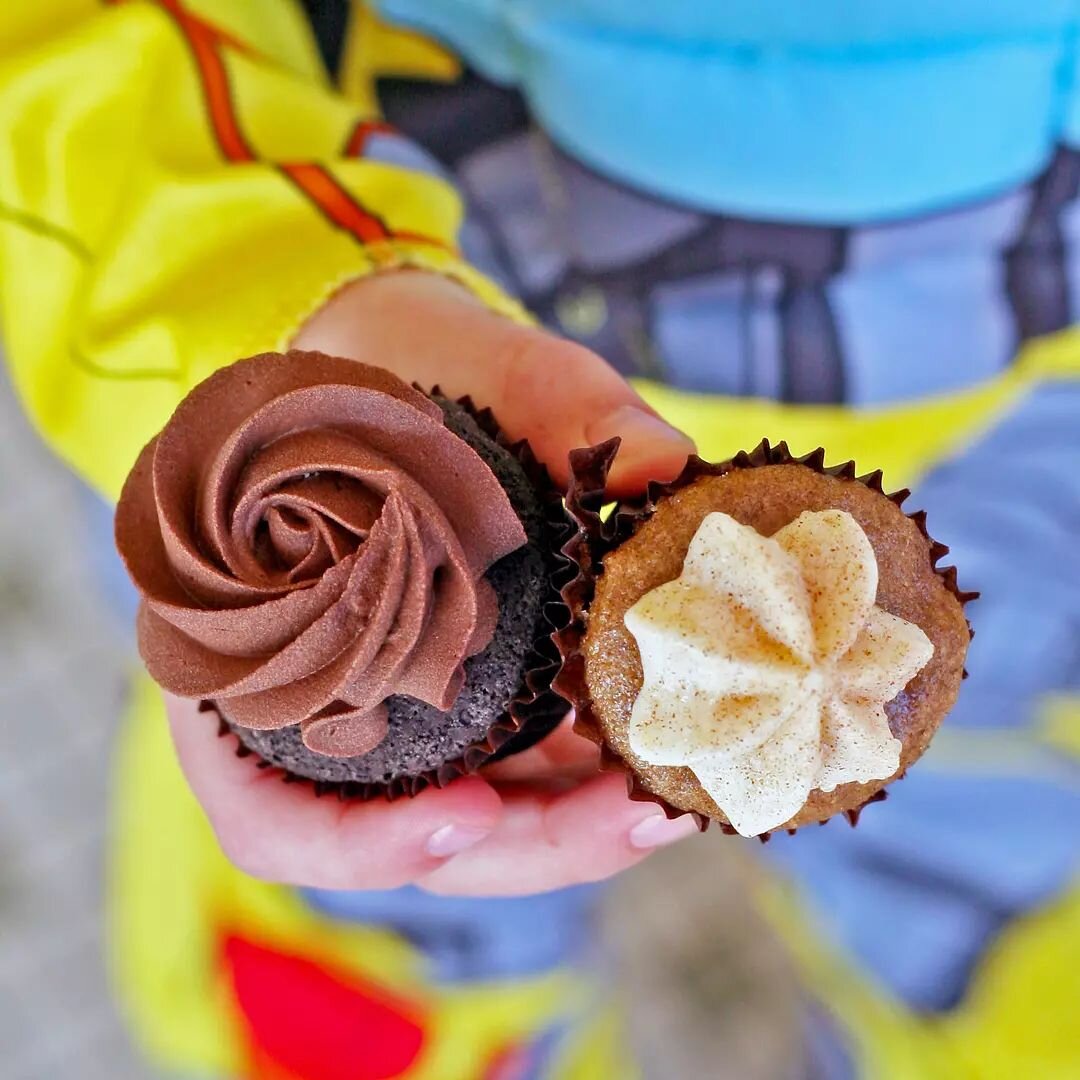 Jonas and I were thrilled to find these mini vegan cupcakes sold by @ellensburgdesserts today at the last market of the season. Until next year, @eburgfarmersmarket!!
.
.
.
#eburgveg #vegbelly #eburgeats #eburgvegguide #downtownellensburg #farmersmar