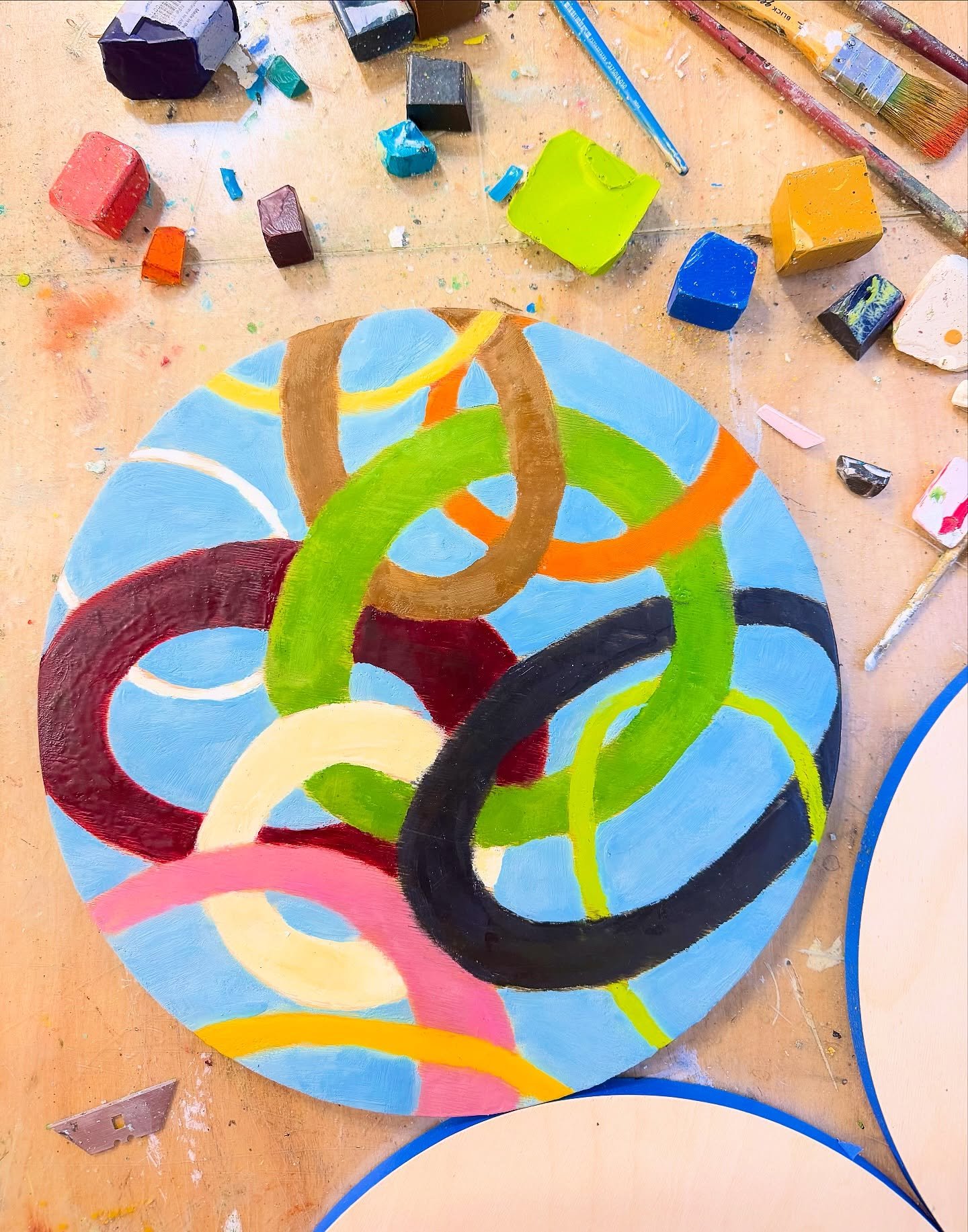 Where the day ended&hellip;
Swipe to see where it began&hellip;
Stay tuned to see what I end up committing to&hellip;

I don&rsquo;t think I&rsquo;ve ever painted on a circle before. And I really didn&rsquo;t know where to start. 
So I just went with