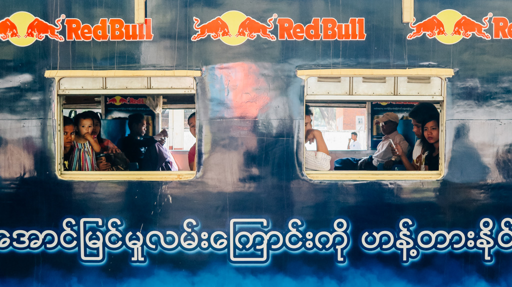 Exploring Yangon and watching the faces of the circle line-Yangon circle line train
