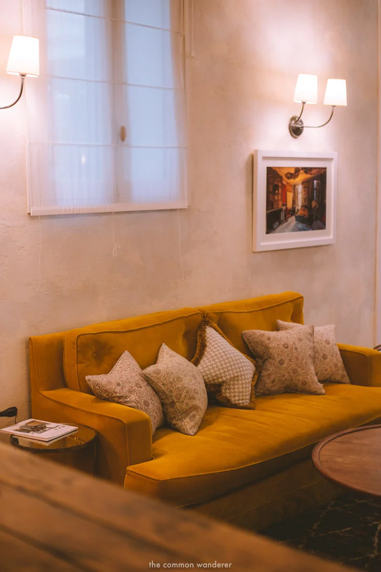 Living room goals for days: plush sofas, lots of cushions, and some inspiring (hipster) reading material - THECOMMONWANDERER.COM
