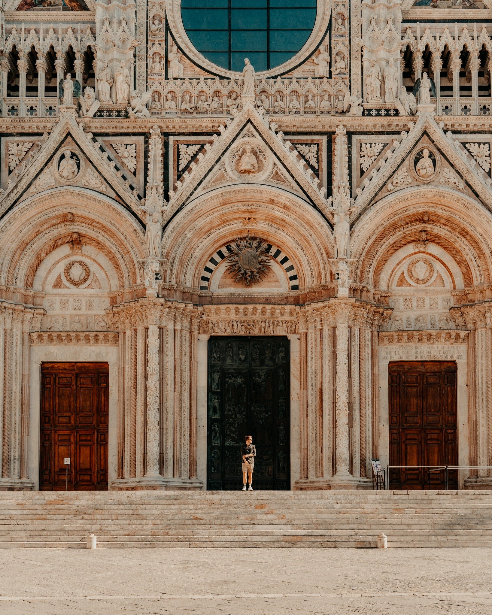 Frames from one of our favourite days, spent walking the historic streets of Siena. 

Here's a Siena mini travel guide because we really feel like this city should sit atop any Tuscan bucket list (save for later!) ✨

THINGS TO DO
1. Spritz on Piazza 