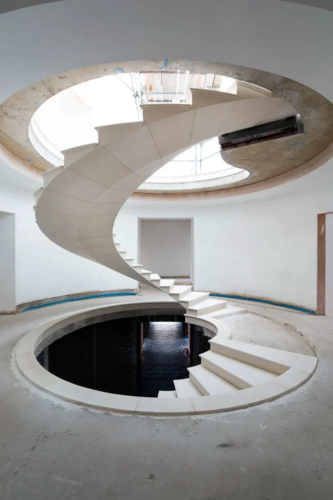 “See The Engineering Behind This Floating, Award-Winning Stone Helical Stair” - Archdaily