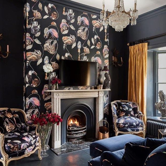Hang loose and let go 🖤 Never be afraid to push your interiors!
.
.
.
.
#louisebrowninteriors #hangloose #darkinteriors #impact #scale #detail #interiordecor #interiordesign #wallpaper #colourinspo #features #fabric #antiques #luxurylifestyle #house