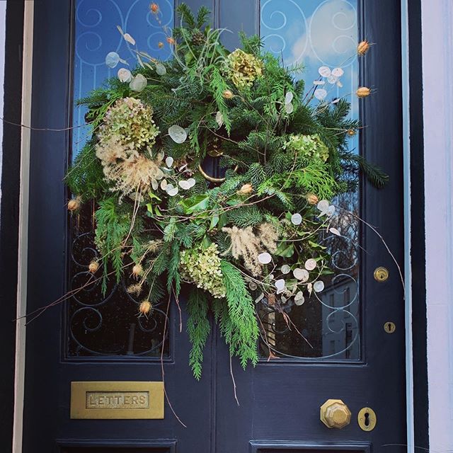 @darlingandwild totally nailing my thoughts when describing the look for my wreath #wildlooking #somethingdifferent #knockout #hydrangea #bloominbeautiful #darlingandwild #talentedladies #shoplocal #frontdoor #itsxmas